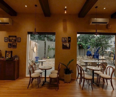 Mẫu bàn ghế gỗ kiểu hiện đại sang trọng cho mọi không gian