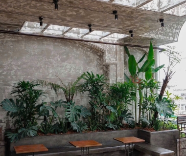 Bàn ghế gỗ uống cà phê đẹp tạo không gian ấm cúng