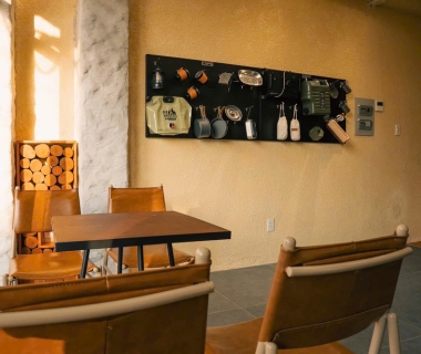 Mùa mưa nên có cách bảo quản bàn ghế gỗ quán cafe như thế nào?