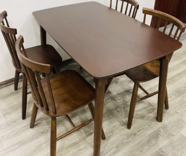 Bộ bàn ăn 4 ghế gỗ tự nhiên: Giải pháp nội thất hoàn hảo cho gia đình hiện đại