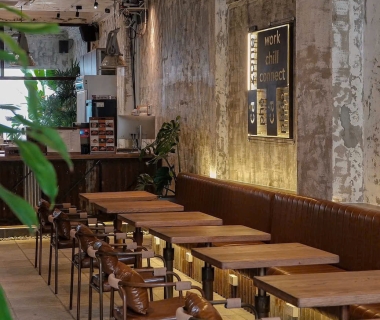 So Sánh Bàn Ghế Cafe Gỗ và Sắt: Nên Chọn Loại Nào Cho Quán?