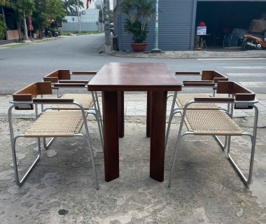 Vì Sao Bàn Ghế Cafe Khung Sắt Mặt Gỗ Lại Là "Quốc Dân" Của Ngành F&B?